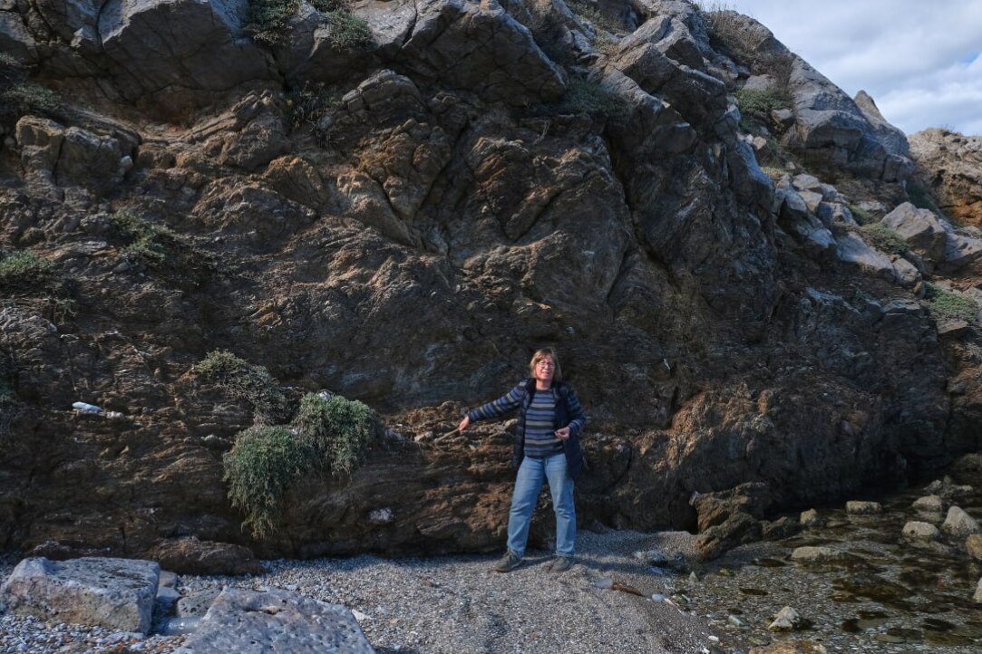 Исследователи НУГ «Керамическая лаборатория» на памятнике Парион Иллюстрация к новости: Исследователи НУГ «Керамическая лаборатория» на памятнике Парион